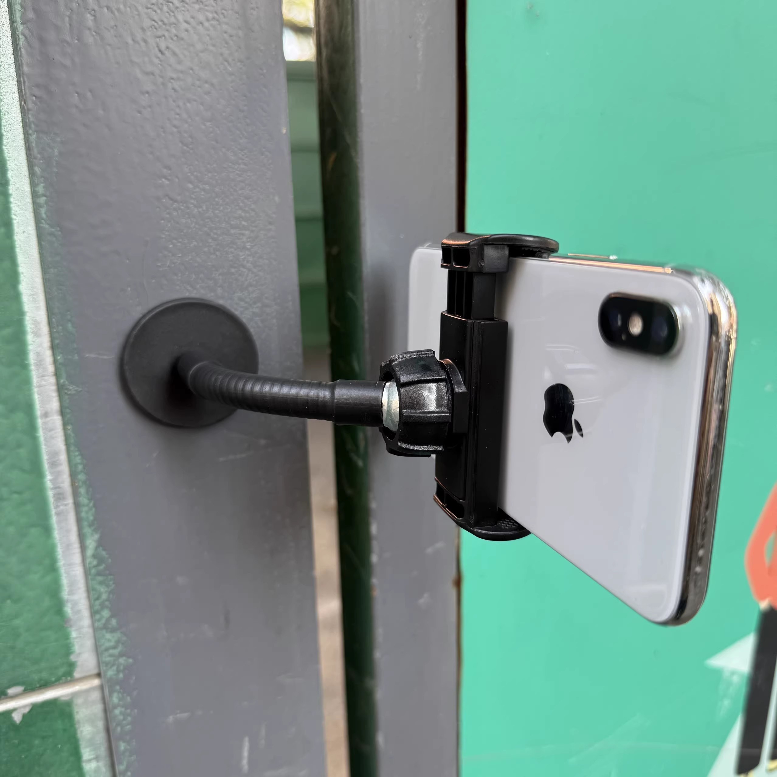 強力なN52磁石搭載スマホクリップ360度回転 °   回転 - Outdoor Power 'Hose' のレビューと価格